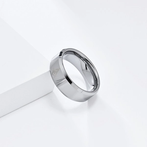 Anillo de tungsteno plateado pulido con símbolo masónico de compás y escuadra grabado