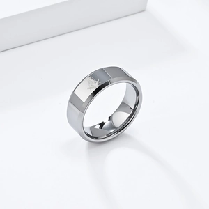 Anillo masónico de tungsteno plateado pulido con grabado clásico de escuadra y compás