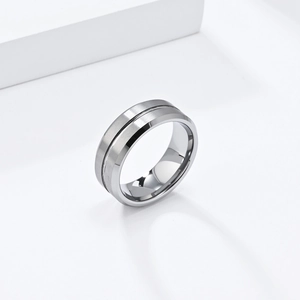 Detalle de anillo de tungsteno de 8mm con ranura negra e interior pulido