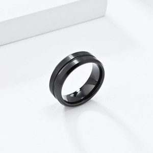 Detalle de anillo de acero de tungsteno negro de 8mm con acabado cepillado y pulido