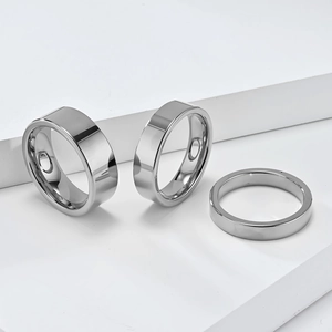 Bague en acier de tungstène argent poli avec incrustations internes sur cubes blancs épurés
