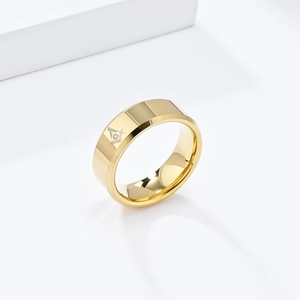 Anillo masónico de tungsteno dorado con grabado de escuadra y compás símbolo G