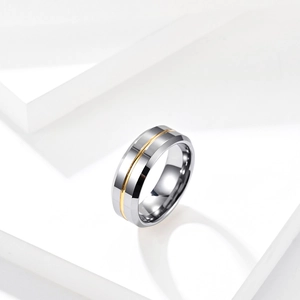 Detalle macro de anillo de tungsteno de 8mm con acabado bicolor plata y línea oro