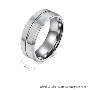 Detailansicht eines 8mm Silber-Wolframstahlrings mit Breite und Metallstruktur