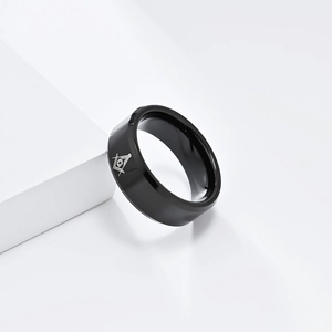 Detalle del anillo masónico de tungsteno negro con grabado de escuadra y compás