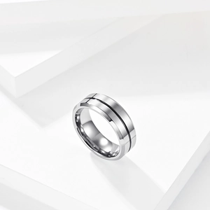 Detalle del anillo de tungsteno de 8 mm ranurado con acabado pulido y línea negra