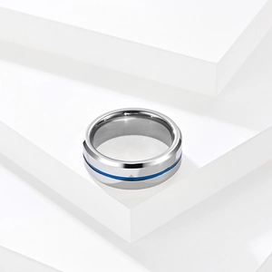 Detalle macro de anillo de tungsteno plateado 8mm con bordes pulidos y ranura azul central