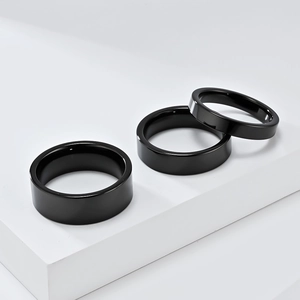 Ensemble de bagues en tungstène noir poli sur marches blanches pour couples