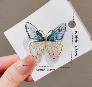 Detailansicht der Schmetterlingsbrosche mit blauen Flügeln, Maße 3,7 cm mal 3,8 cm