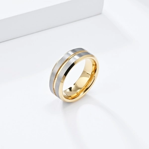 Detalle de anillo de tungsteno 8mm con superficie cepillada plata e interior oro pulido