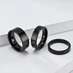 Bagues en tungstène noir en trois largeurs sur socle blanc avec finition polie miroir