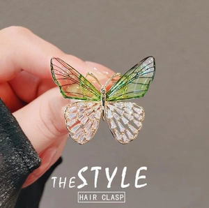 Eleganter goldener Schmetterling-Haarclip mit Kristallen und grünen Flügeln