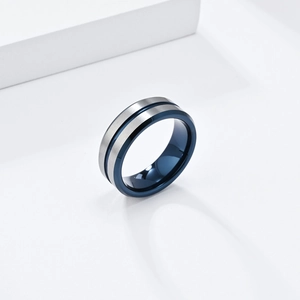 Anillo minimalista de tungsteno 8mm con superficie cepillada plata y espejo interior azul