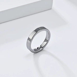 Détail d'une bague plate en acier tungstène argenté avec surface polie miroir brillante