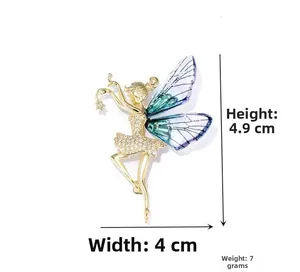 Detailansicht der Fee-Brosche mit blauen Flügeln, Maßen 4.9cm x 4cm und Zirkonia