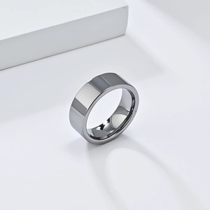 Vue rapprochée d'une bague en acier de tungstène gris foncé poli avec finition miroir