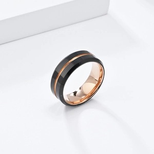 Detalle macro del anillo de tungsteno bicolor de 8mm con interior de oro rosa y acabado negro