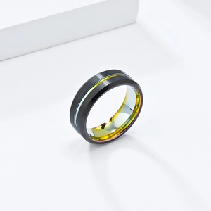 Detalle macro del anillo de tungsteno negro 8mm con ranura arcoíris y chapado interior suave