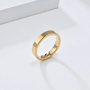 Vue macro détaillée de la surface polie d'une bague en tungstène doré avec reflets miroir