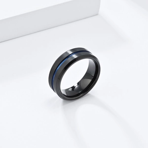 Detalle de anillo de tungsteno cepillado negro de 8mm con línea central azul pulida