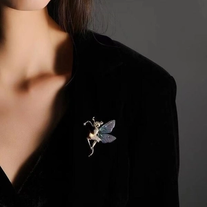 Eleganter Engel-Tanzmädchen-Brosche mit lila Flügeln und Zirkon auf schwarzem Samtanzug
