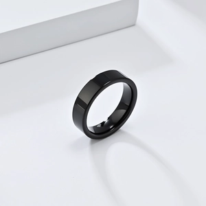 Vue macro d'une bague minimaliste en acier au tungstène noir avec surface polie lisse