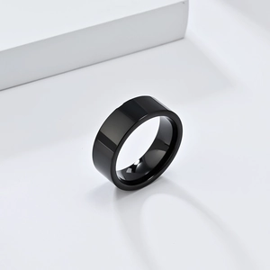 Vue détaillée d'une bague en tungstène noir poli avec finition miroir sur fond blanc pur