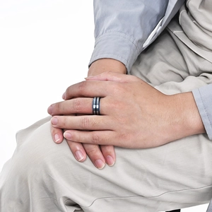 Anillo minimalista de tungsteno plateado cepillado de 8 mm con detalle azul para hombre