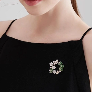 Elegant Gardenia Flower Brooch Alloy Enamel Green Leaf Faux Artificial Pearl Zirconia Pin For Women Sweater Suit Accessory Jewelry