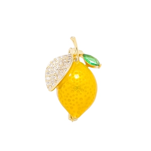 Vue macro de la broche citron jaune avec feuilles serties de cristaux et texture réaliste