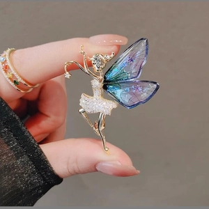 Eleganter Engelsflügel-Anstecknadel mit Kristallkleid und violetten Feenflügeln
