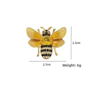 Dettaglio della spilla a ape con gemma gialla e dimensioni di 2,7 cm per 2,3 cm