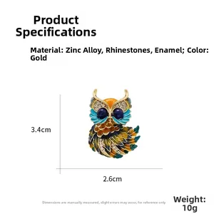 Vue détaillée de la broche hibou en émail avec strass et dimensions de 3,4 cm sur 2,6 cm