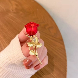 Broche rose rouge 3D exquise avec feuilles dorées et finition mate pour costumes