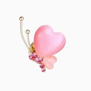 Broche papillon en pierre œil de chat rose en forme de cœur avec accents dorés fins