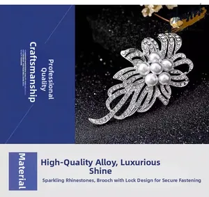 Vue détaillée de la broche fleur avec perles blanches et pétales en strass étincelants