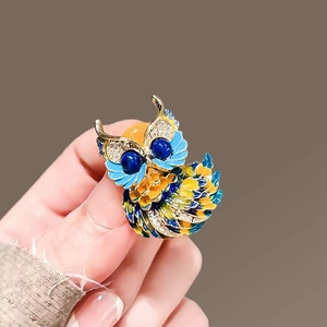 Détails de la broche hibou en émail coloré sertie de strass brillants et alliage