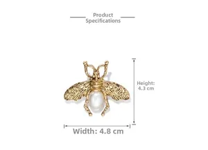 Vue macro d'une broche abeille dorée avec perle indiquant les dimensions 4,8cm par 4,3cm