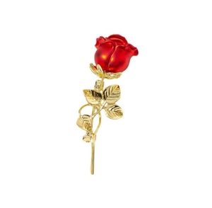 Détail de la broche rose en émail rouge avec feuilles dorées et texture métallique fine