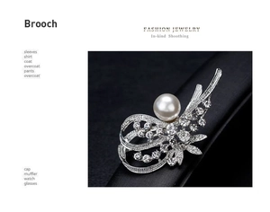 Detailaufnahme einer silbernen Narzissen-Brosche mit großer Perle und Kristallen