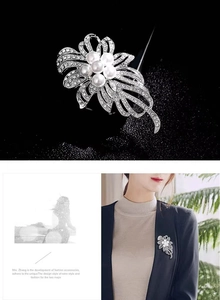 Vue détaillée d'une broche fleur avec strass étincelants et perles blanches sur un costume