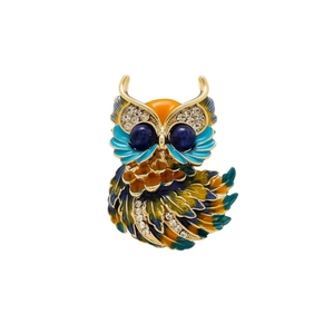 Gros plan détaillé de la broche hibou avec émail coloré et strass étincelants