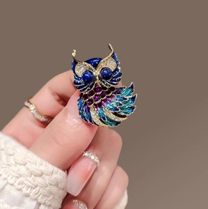 Exquise broche chouette en émail avec strass et plumes au dégradé bleu brillant