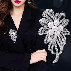 Broche Fleur en Alliage de Luxe Avec Künstliche Perle d'imitation Blanche et Strass Design Ruban Élégante Épingle de Costume Bijoux Femme