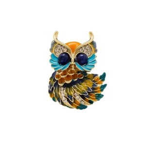 Exquise broche chouette en émail avec plumes colorées et strass sur base dorée