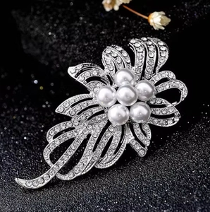 Élégante broche fleur argentée avec strass scintillants et perles pour femmes