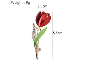 Makro-Detail einer Tulpen-Brosche mit roter Emaille, grünen Blättern und Kristall-Strass