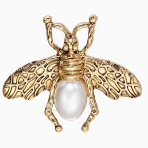 Broche abeille dorée vintage avec perle blanche en forme de goutte et ailes ciselées