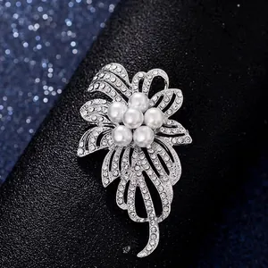 Broche fleur argentée scintillante avec perles blanches et strass pour cardigan et manteau