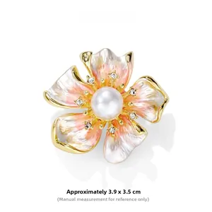 Dettaglio spilla a forma di fiore di peonia in smalto rosa con perla e brillantini